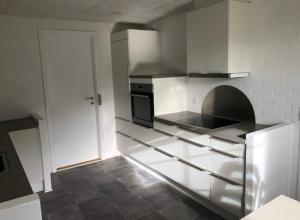 een keuken met witte kasten en een oven bij Ellemose Bed and Breakfast in Lemvig