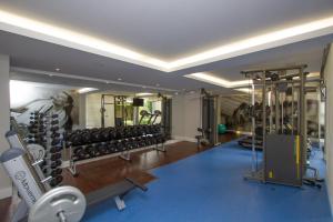 ein Fitnessstudio mit vielen Laufbändern und Gewichten in der Unterkunft Le CanarD Joinville in Joinville