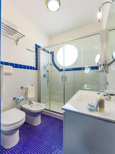 Ένα μπάνιο στο Astro Suite Hotel
