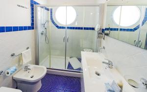 Ένα μπάνιο στο Astro Suite Hotel