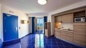 Η κουζίνα ή μικρή κουζίνα στο Astro Suite Hotel