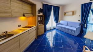 Η κουζίνα ή μικρή κουζίνα στο Astro Suite Hotel