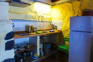 una pequeña cocina con fregadero y nevera. en Casa Avocado, en Valle Gran Rey