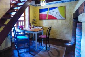 comedor con mesa y sillas en Casa Avocado, en Valle Gran Rey