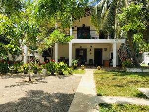 vistas a la parte delantera de una casa en Freedom Lodge Yala, en Tissamaharama