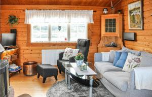 Et opholdsområde på Beautiful Home In Gunnarskog With Lake View