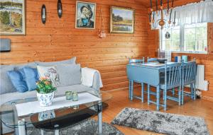 Et opholdsområde på Beautiful Home In Gunnarskog With Lake View