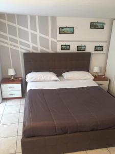ナポリにあるAppartamento Toledoのベッドルーム1室(大型ベッド1台、ナイトスタンド2台付)