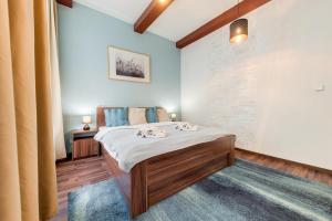 una camera da letto con un letto e due asciugamani di Koruna Hotel a Praga