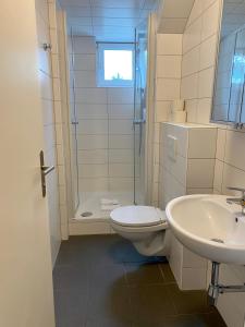 Kúpeľňa v ubytovaní AJO Apartments - Alte Donau Lake or Garden View Balcony Studio - Self-Check-in