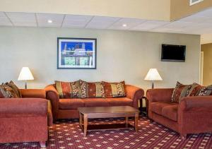 Norwood Inn & Suites Columbus tesisinde bir oturma alanı