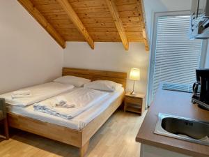 Posteľ alebo postele v izbe v ubytovaní AJO Apartments - Alte Donau Lake or Garden View Balcony Studio - Self-Check-in