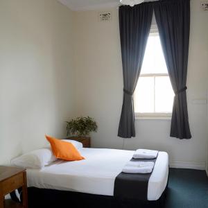 sypialnia z 2 łóżkami i oknem w obiekcie Shamrock Hotel Motel Temora w mieście Temora