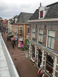 uitzicht op een straat met gebouwen bij Kampen NL 28-1 in Kampen