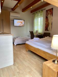 Posteľ alebo postele v izbe v ubytovaní AJO Apartments - Alte Donau Lake or Garden View Balcony Studio - Self-Check-in