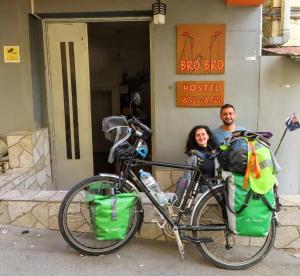 Ein Mann und eine Frau stehen neben einem Fahrrad in der Unterkunft BroBro hostel in Tbilisi City