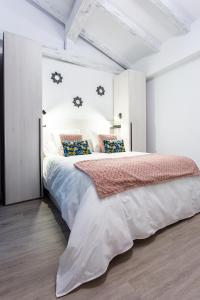 Cama o camas de una habitación en Apartamentos Hervás Suites