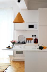 cocina con armarios blancos y encimera blanca en Downtown Boutique Apartment en Tesalónica