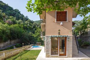 a house with a view of a pool at A Casa di Mila - Appartamento con piscina in Sori