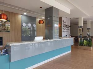 a restaurant with a reception counter with blue lighting at Hotel Maestro Express in Francisco Beltrão