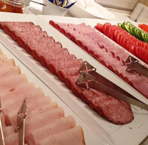 due tagli di carne su un bancone con un coltello di Ariston Hotell a Lidingö