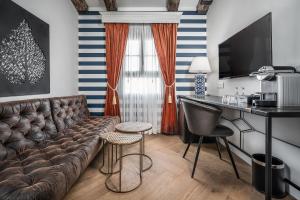 uma sala de estar com um sofá e uma secretária em Zamarin Hotel & Spa em Zikhron Ya‘aqov