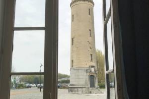 een raam met uitzicht op een vuurtoren bij Au pied du phare... in Honfleur