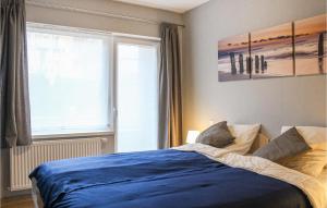 Säng eller sängar i ett rum på Lovely Apartment In Oostende With Wifi