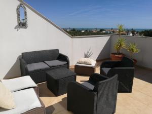 Posezení v ubytování Apartamento con piscina y terraza con vista al mar