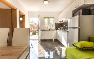eine Küche mit einem Kühlschrank aus Edelstahl und einem Tisch in der Unterkunft Nice Apartment In Piran With Kitchen in Piran