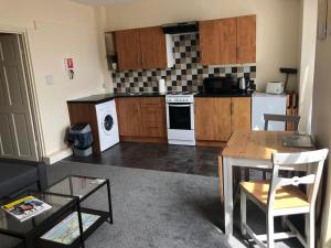 Een keuken of kitchenette bij Comfy Stays Swansea