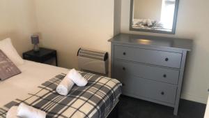 Een bed of bedden in een kamer bij Comfy Stays Swansea