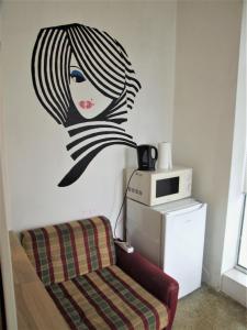 una habitación con una pared con una calcomanía de chica. en Jurgis Guest house, en Kaunas