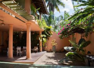 a courtyard of a house with a table and chairs at Casa Maria in Mirissa