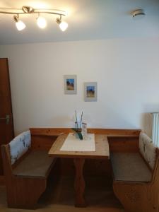 uma secretária de madeira com 2 cadeiras e uma mesa em Gästehaus Sonnleit`n em Lenggries