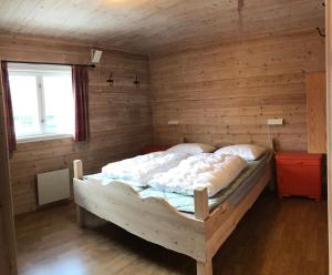 Un pat sau paturi într-o cameră la Kirkebøen Hytter