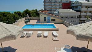 Bazén v ubytování Hotel Nel Pineto nebo v jeho okolí