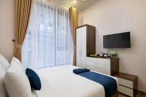 1 dormitorio con 1 cama y ventana grande en Patel Hotel Hanoi en Hanoi