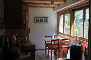 a kitchen with a table and chairs and a window at BnB Cà di sciavatin in San Vittore