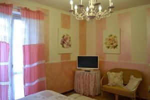 - une chambre avec un lit et une télévision sur une table dans l'établissement Relais De La Place, à Desenzano del Garda