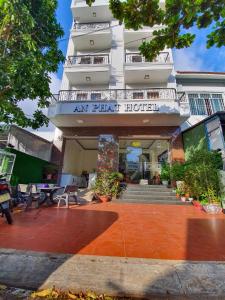 un edificio de apartamentos con un cartel que lee cualquier hotel de plantas en An Phat Hotel en Con Dao