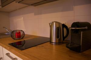 metalowy czajnik do herbaty na blacie w kuchni w obiekcie Gemütliches Studio für zwei in Immenstaad nur 500m vom See w mieście Immenstaad am Bodensee