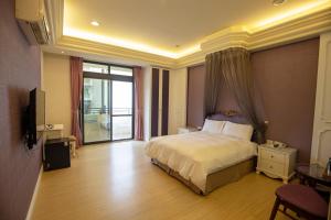 ein Hotelzimmer mit Bett und Balkon in der Unterkunft 山明水秀民宿-無電梯 in Yuchi