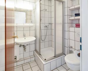 ein Bad mit einer Dusche, einem Waschbecken und einem WC in der Unterkunft Sylt - Haus Christianenhöhe - App 29 in Westerland