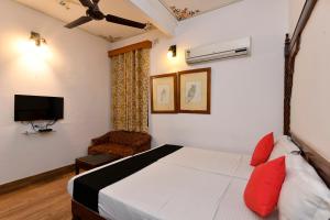Un pat sau paturi într-o cameră la Hotel Sunbird