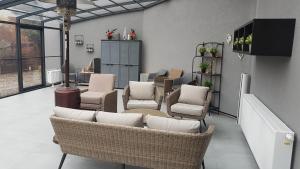 a waiting room with wicker chairs and a table at Pensjonat Morfeusz in Sianozety