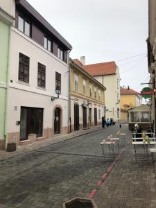 une rue vide dans une ville avec un véhicule militaire dans l'établissement K29-cozy apartment in the dowtown of Győr, à Győr