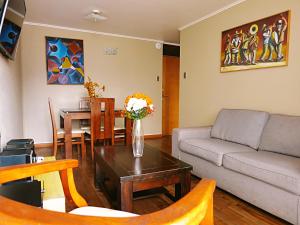 sala de estar con sofá y mesa en NorthApart, en Antofagasta
