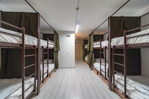 Kerrossänky tai kerrossänkyjä majoituspaikassa Uley Hostel