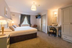 A bed or beds in a room at Silken Thomas Accommodation
